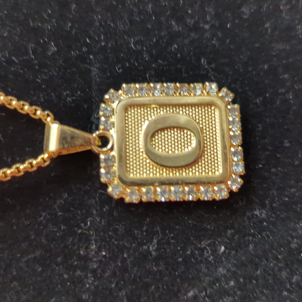 NWOT (262) Gold toned Necklace with Initial "O" Pendant - costume jewelry